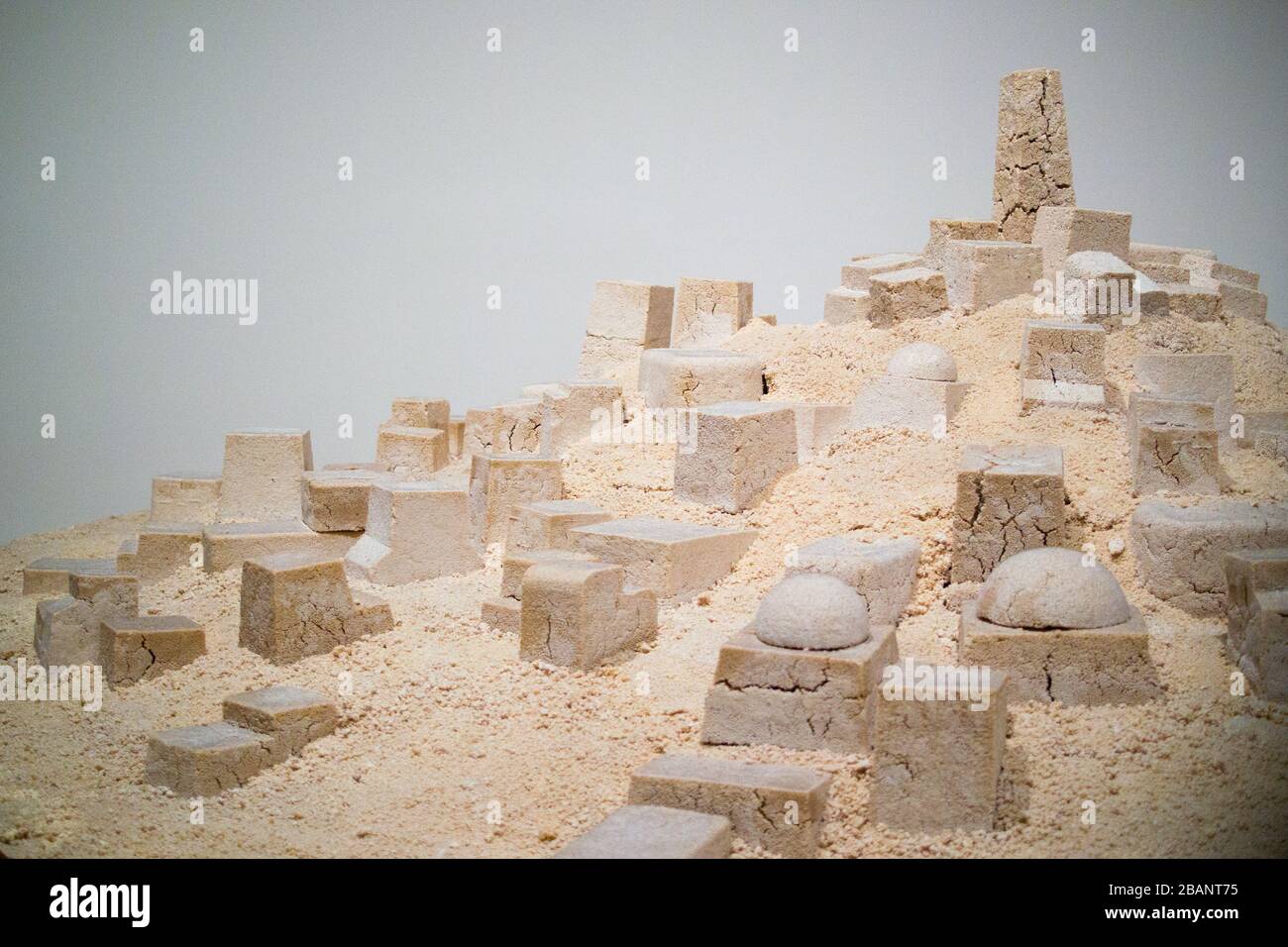 Kader Attia, ohne Titel (Ghardaïa) 2009 in der Tate Modern - Modell der antiken Stadt Ghardaïa im M’zab-Tal, Algerien aus Cous Cous Stockfoto