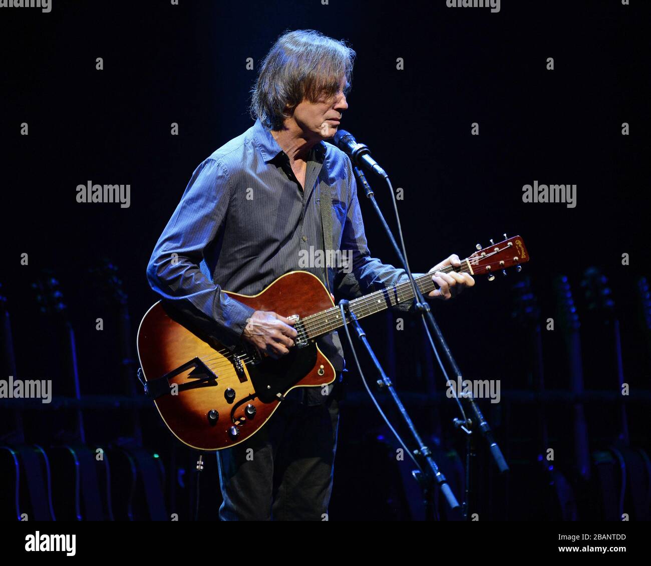 Savannah, Vereinigte Staaten Von Amerika. Jan 2016. SAVANNAH GA - 14. JANUAR: Jackson Brown tritt am Johnny Mercer Theatre am 14. Januar 2016 in Savannah, Georgia People: Jackson Brown Credit: Storms Media Group/Alamy Live News auf Stockfoto