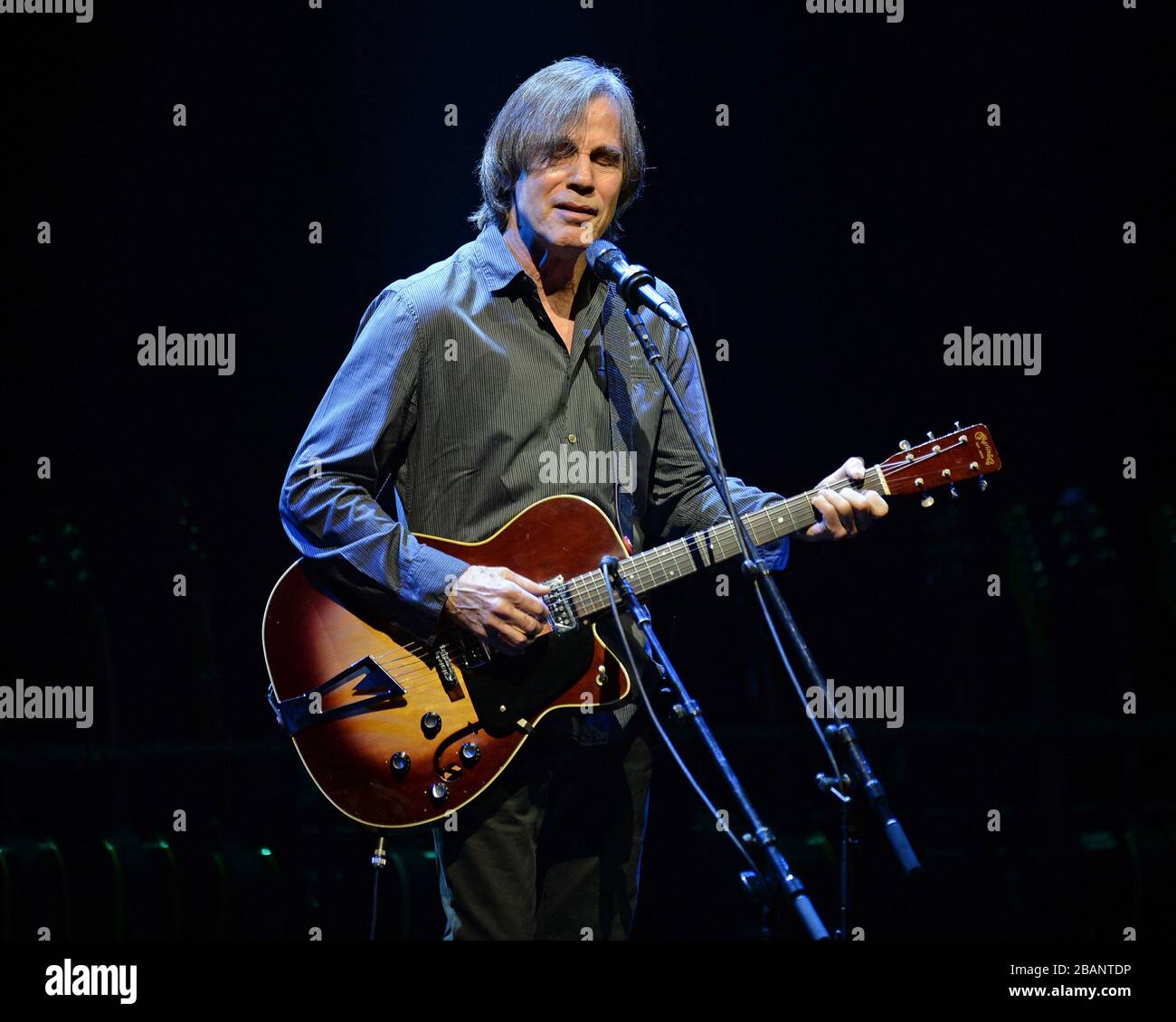 Savannah, Vereinigte Staaten Von Amerika. Jan 2016. SAVANNAH GA - 14. JANUAR: Jackson Brown tritt am Johnny Mercer Theatre am 14. Januar 2016 in Savannah, Georgia People: Jackson Brown Credit: Storms Media Group/Alamy Live News auf Stockfoto