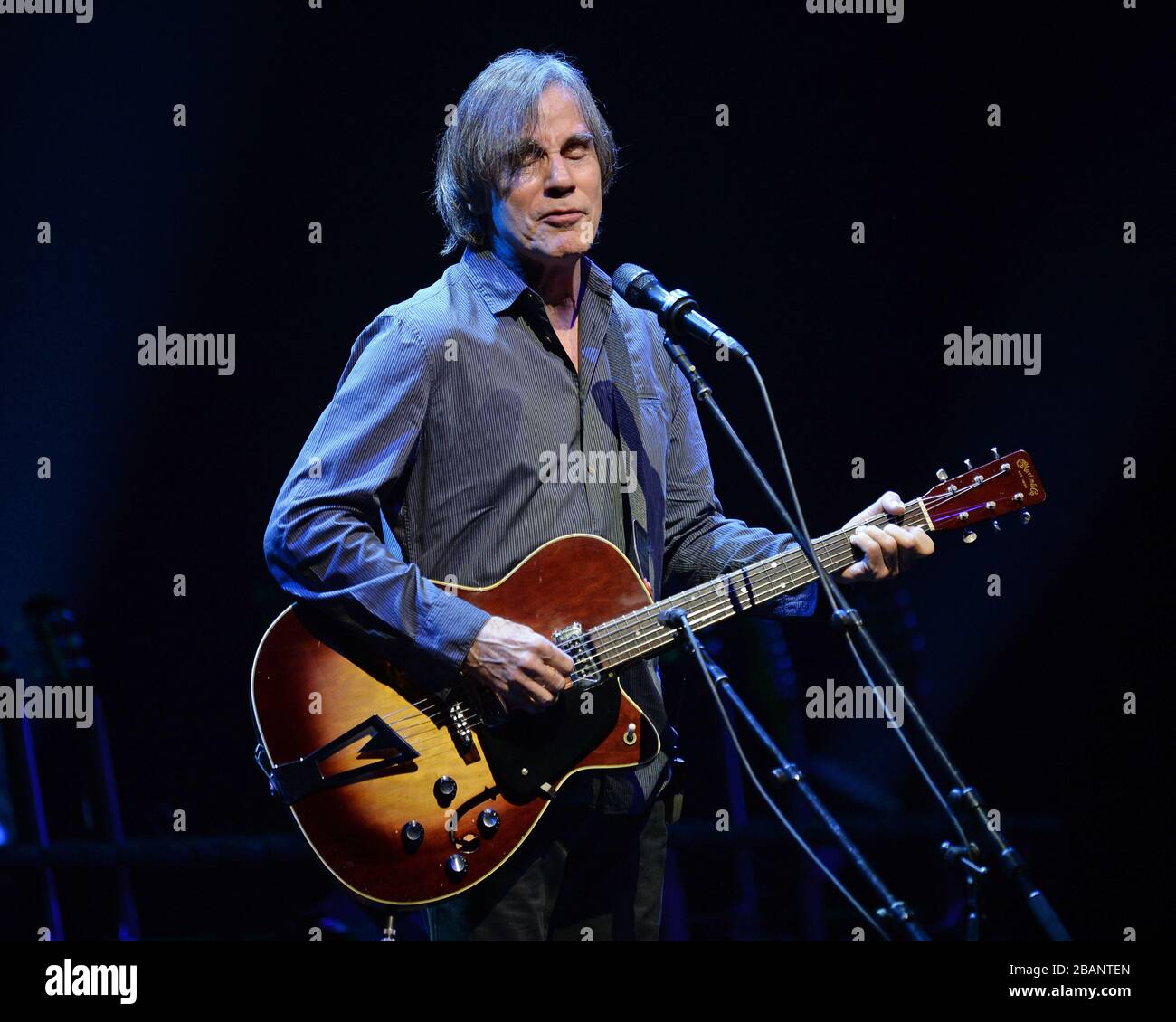 Savannah, Vereinigte Staaten Von Amerika. Jan 2016. SAVANNAH GA - 14. JANUAR: Jackson Brown tritt am Johnny Mercer Theatre am 14. Januar 2016 in Savannah, Georgia People: Jackson Brown Credit: Storms Media Group/Alamy Live News auf Stockfoto