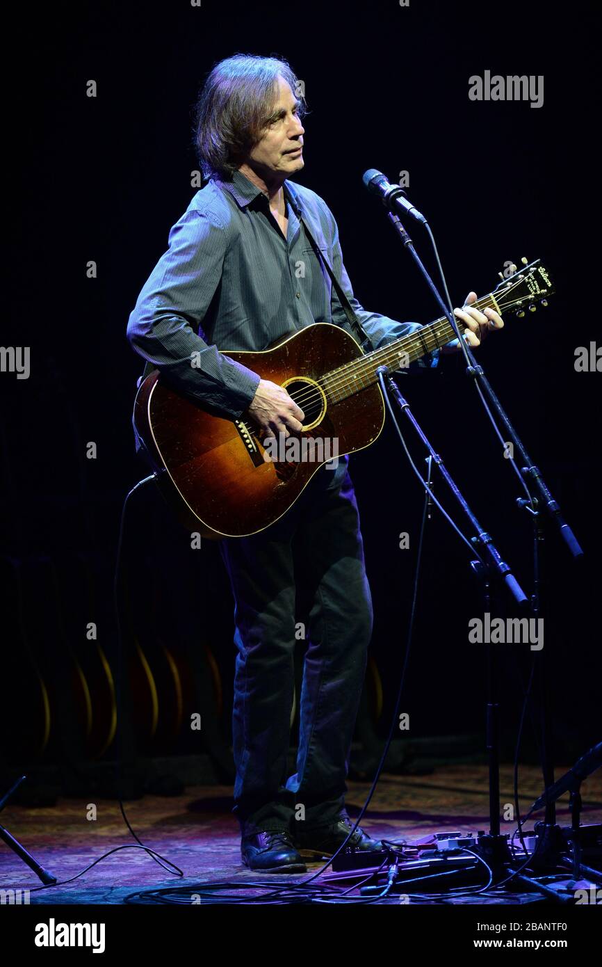 Savannah, Vereinigte Staaten Von Amerika. Jan 2016. SAVANNAH GA - 14. JANUAR: Jackson Brown tritt am Johnny Mercer Theatre am 14. Januar 2016 in Savannah, Georgia People: Jackson Brown Credit: Storms Media Group/Alamy Live News auf Stockfoto