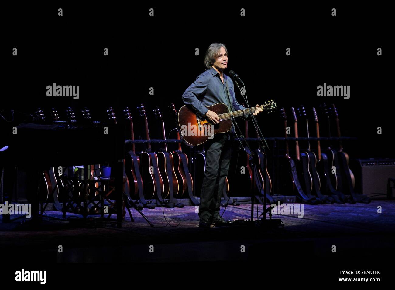 Savannah, Vereinigte Staaten Von Amerika. Jan 2016. SAVANNAH GA - 14. JANUAR: Jackson Brown tritt am Johnny Mercer Theatre am 14. Januar 2016 in Savannah, Georgia People: Jackson Brown Credit: Storms Media Group/Alamy Live News auf Stockfoto