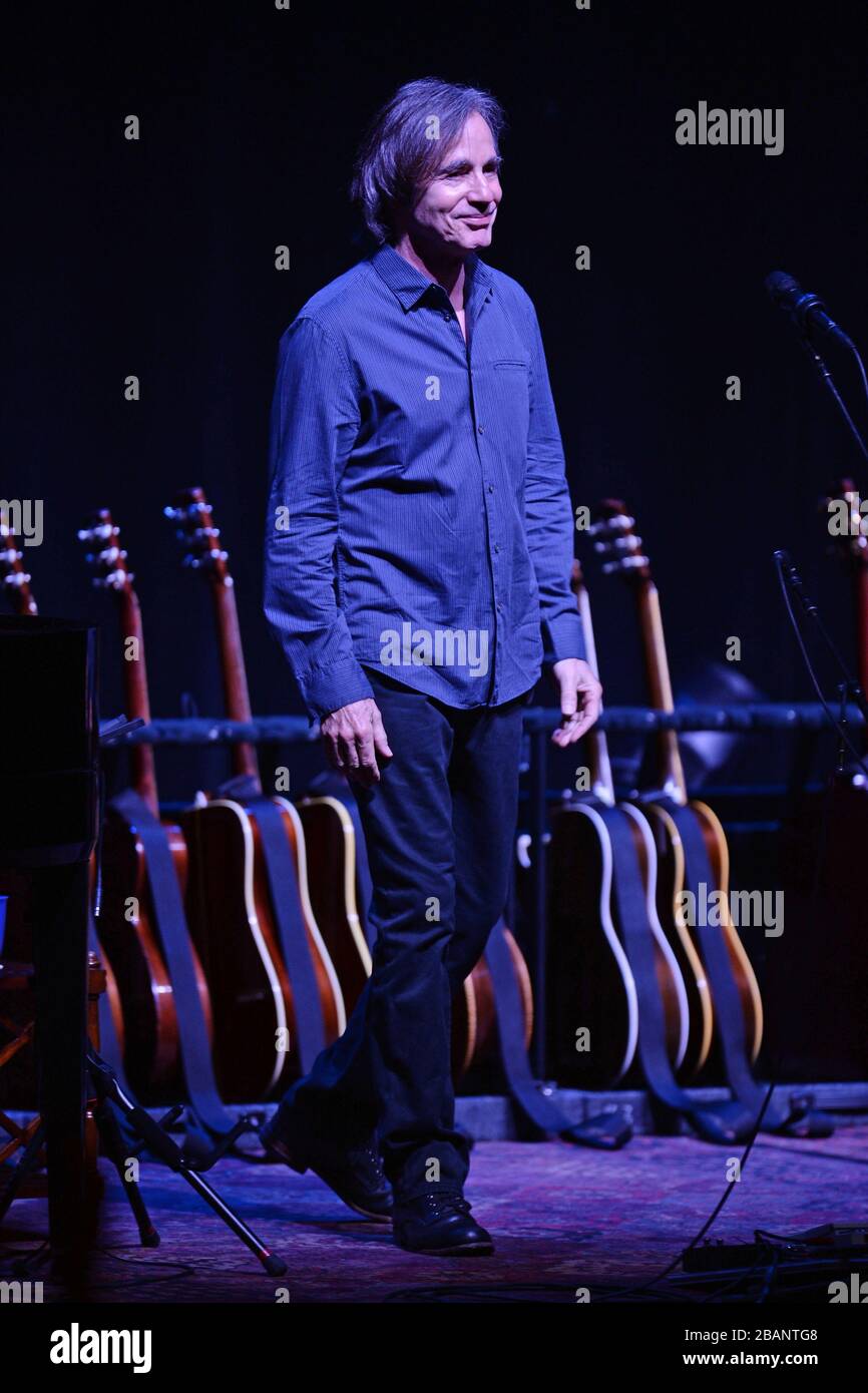 Savannah, Vereinigte Staaten Von Amerika. Jan 2016. SAVANNAH GA - 14. JANUAR: Jackson Brown tritt am Johnny Mercer Theatre am 14. Januar 2016 in Savannah, Georgia People: Jackson Brown Credit: Storms Media Group/Alamy Live News auf Stockfoto