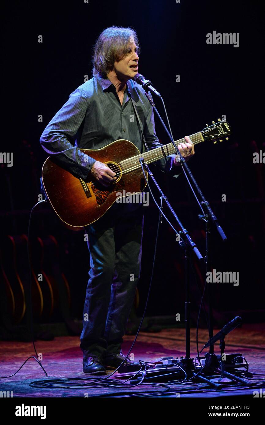 Savannah, Vereinigte Staaten Von Amerika. Jan 2016. SAVANNAH GA - 14. JANUAR: Jackson Brown tritt am Johnny Mercer Theatre am 14. Januar 2016 in Savannah, Georgia People: Jackson Brown Credit: Storms Media Group/Alamy Live News auf Stockfoto