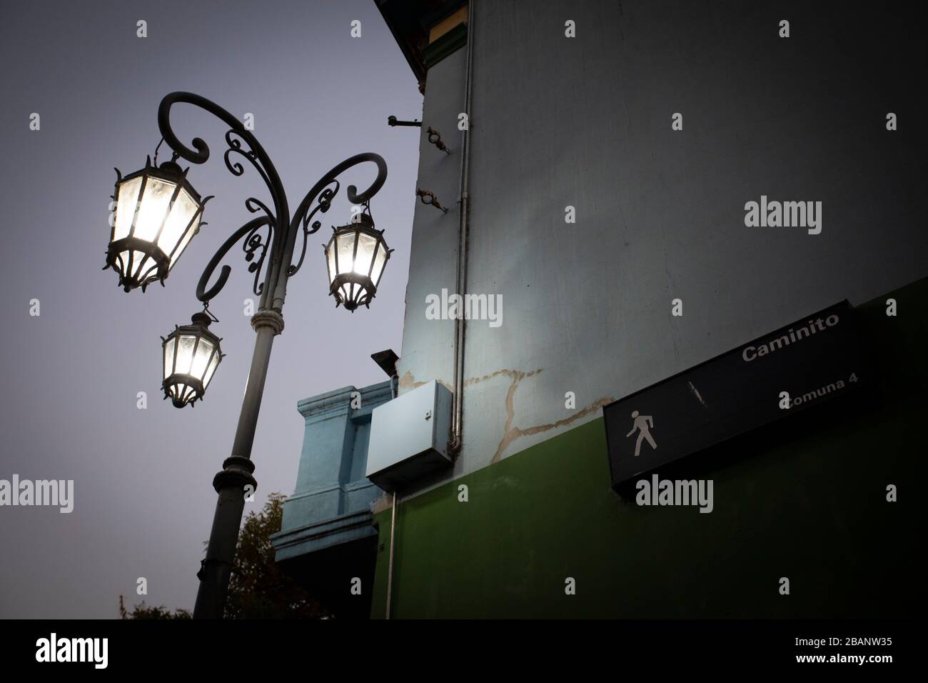 Buenos Aires, Argentinien - März 278 2020:Caminito bei der nächtlichen Betrachtung in der Quarantäne in Buenos Aires, Argentinien, die Straße unterschreiben Stockfoto