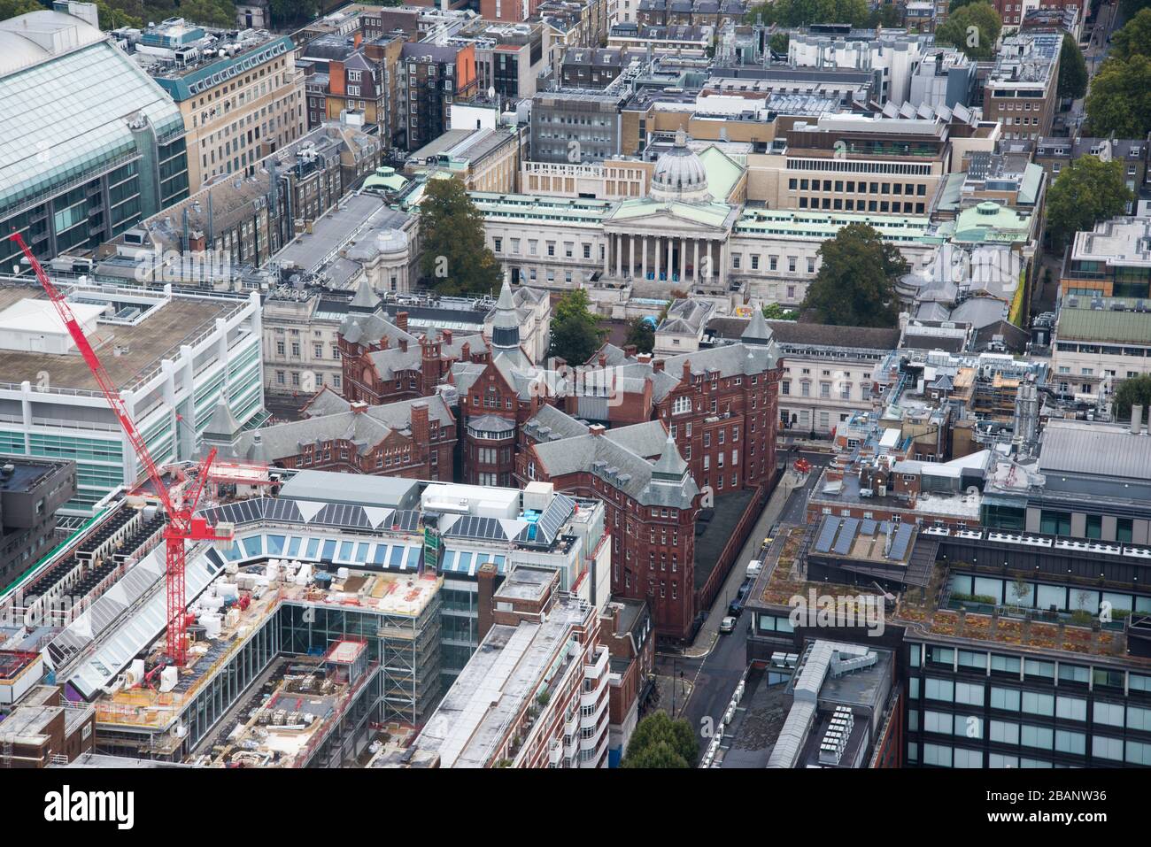 Luftansicht des Kreuzungsgebäudes und des Wilkins Building, UCL, London vom BT Tower, 60 Cleveland St, Fitzrovia, London W1T 4JZ Stockfoto