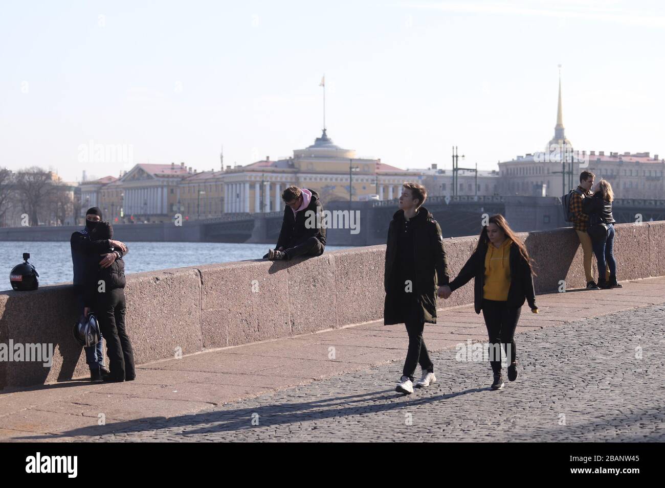 Die Menschen ruhen an Bord des Newa-Flusses während der ersten Arbeitswoche. EINE Woche vom 28. März bis 5. April erklärte ihre Arbeit in Russland, um die Ausbreitung des Coronavirus (COVID-19) zu minimieren. Stockfoto