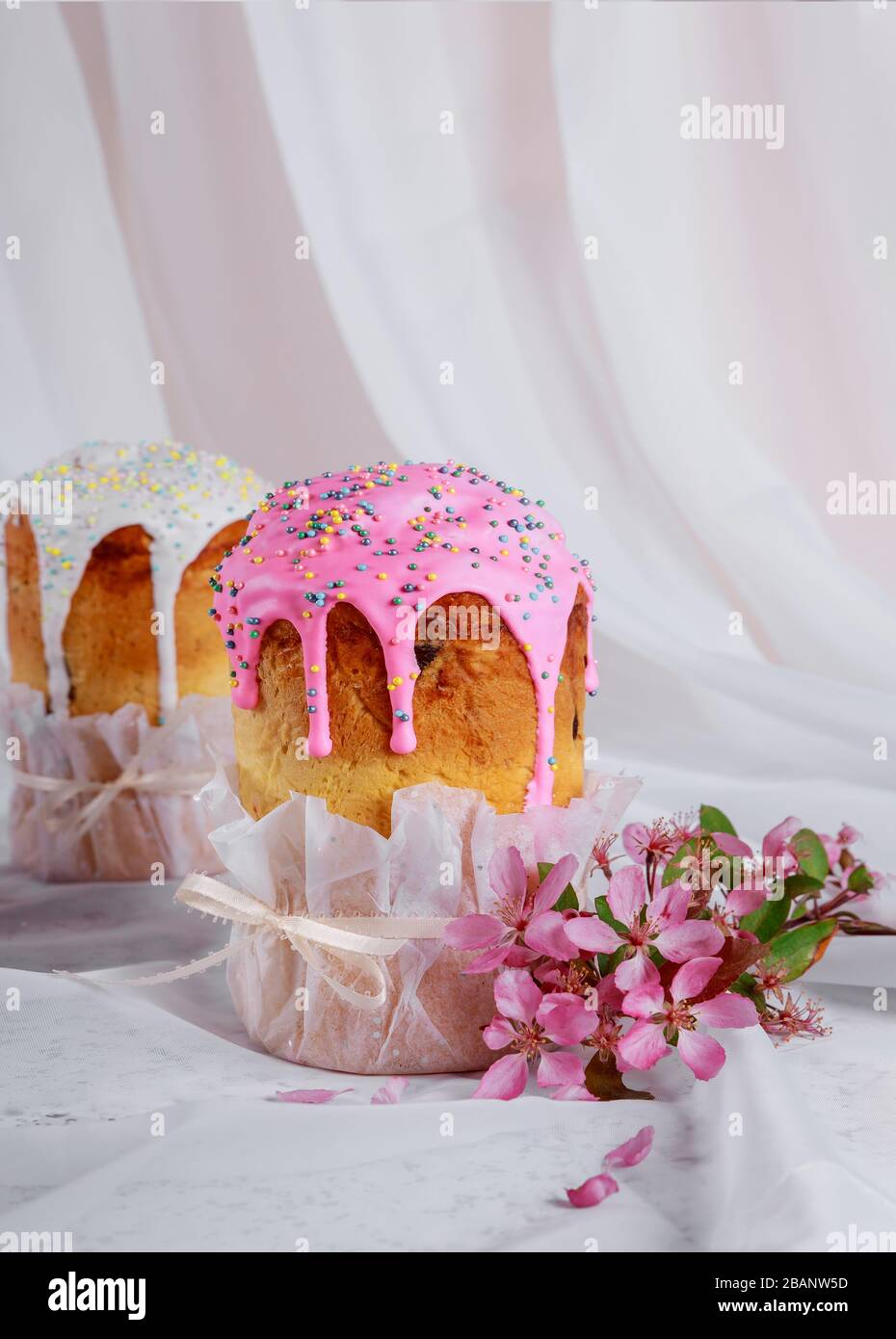 Osterorthodoxe Süßbrotkulich mit köstlichem Osterdessert Stockfoto