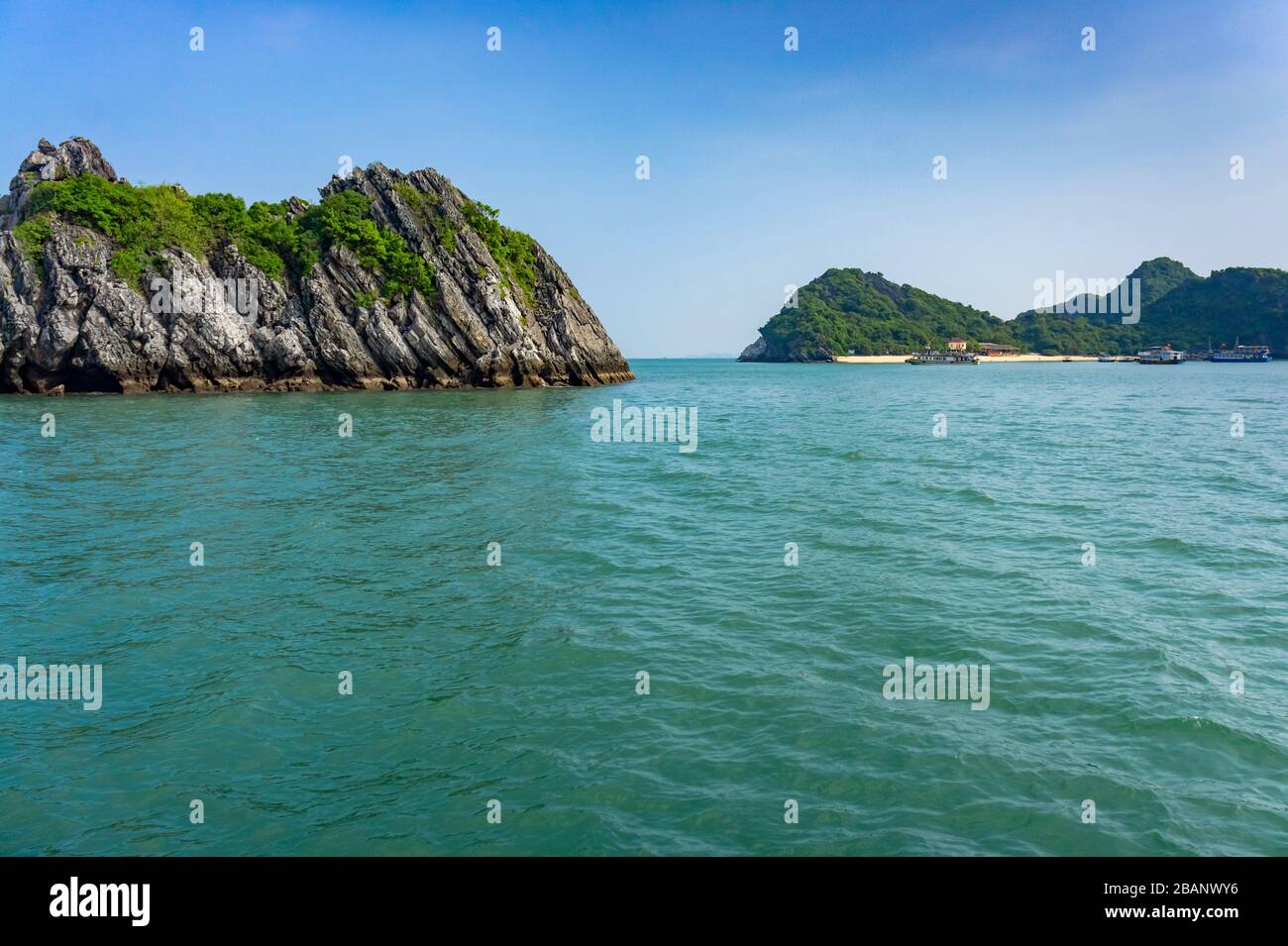 Halong Bay Inseln. Touristenattraktion, spektakuläre Kalksteingrotten natürliche Höhlenformationen. Karstlandschaften bilden sich im Meer, dem Weltnaturerbe. Stockfoto