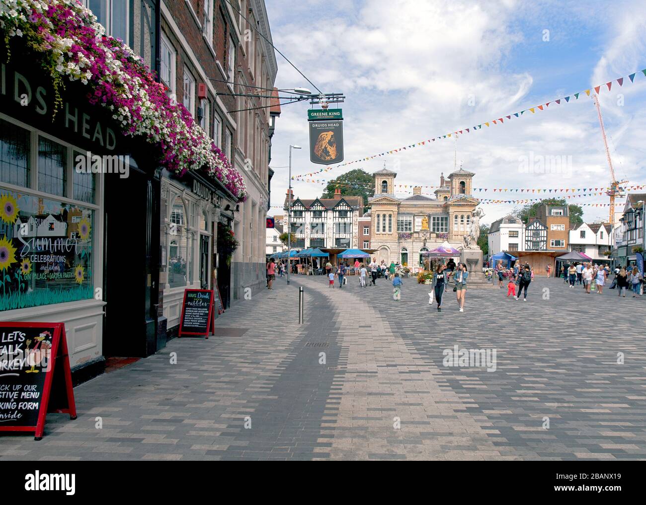 Blick auf die Church Street zum alten Marktplatz von Kingston, der seit 1242 in Betrieb ist. Kingston upon Thames, Surrey, Borough of London, England. Stockfoto