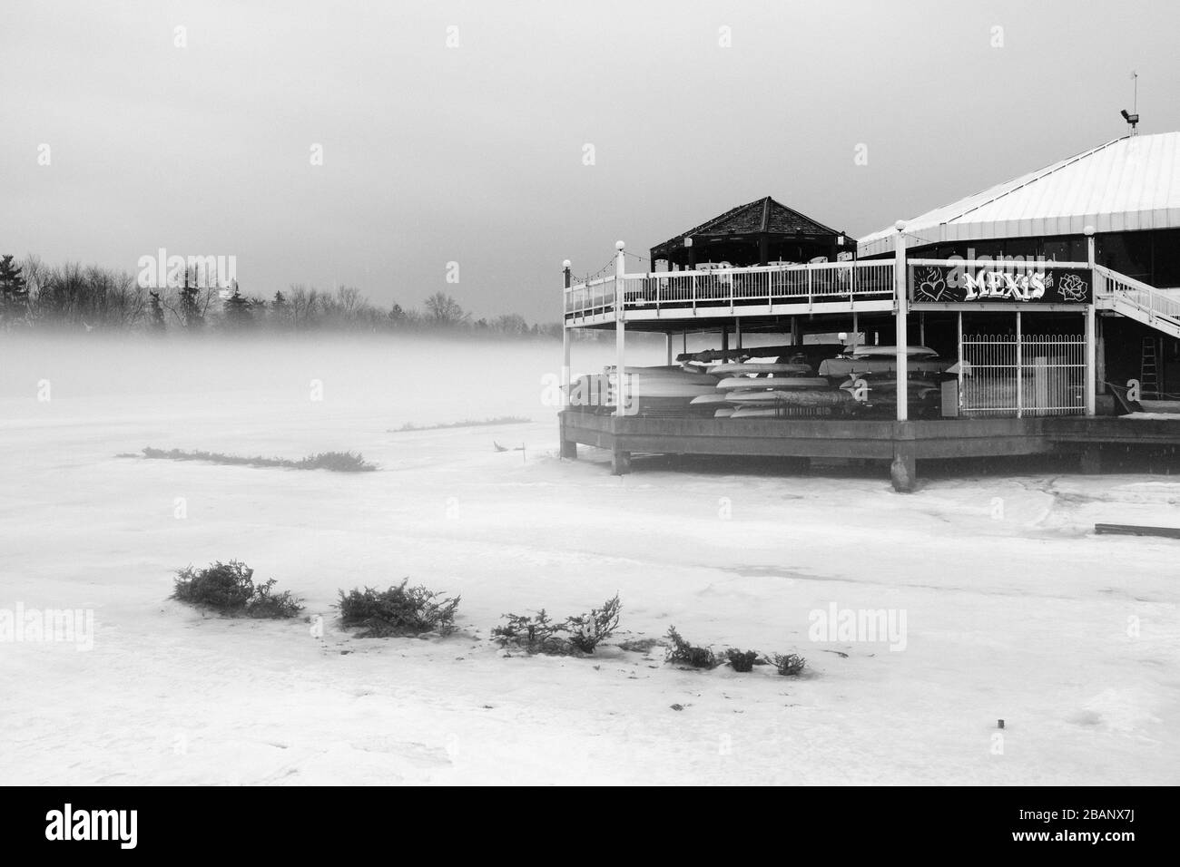 An einem warmen Frühlingsmorgen erhebt sich ein dichter Nebel aus einem gefrorenen Dow's Lake, der den Pavillon fast verdeckt. Ottawa, Ontario, Kanada. Stockfoto