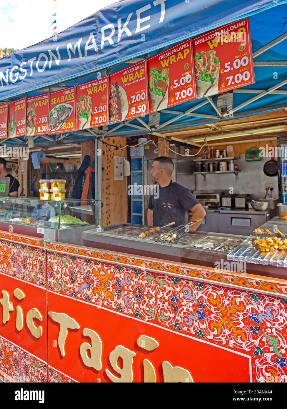 Exotischer Tagine Food Stand, Ancient Market Place, Kingston, England Stockfoto