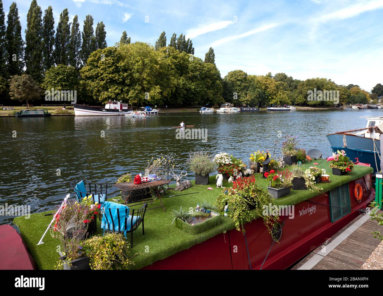 Zahlreiche Live-Boot-Boote führen am Kai der Themse, Kingston upon Thames, England. Der Whirligig ist einer der fantasievollen. Stockfoto