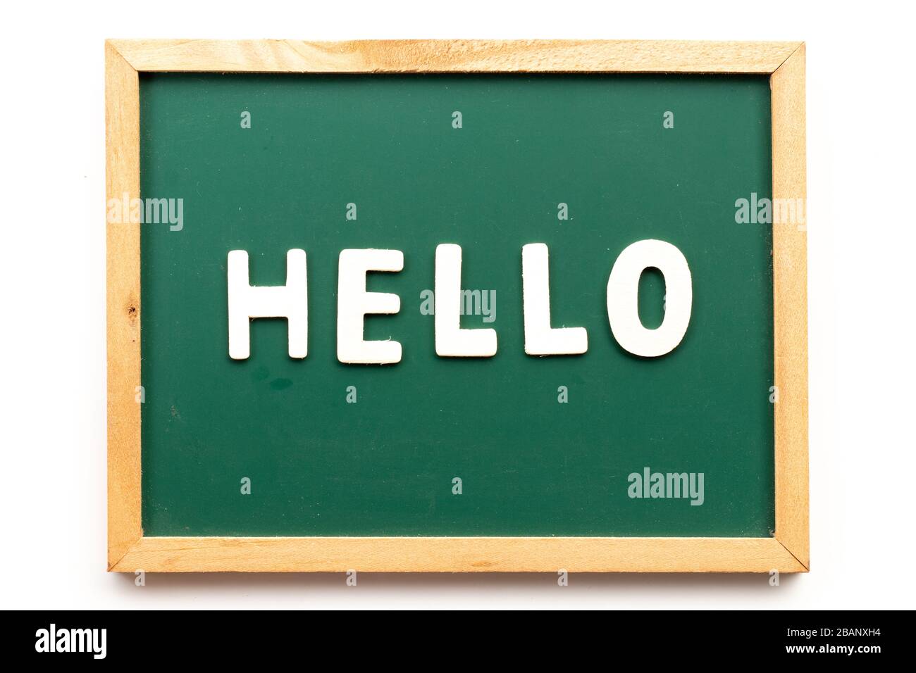 Buchstabe in Wort Hallo auf Tafel in weißem Hintergrund Stockfoto