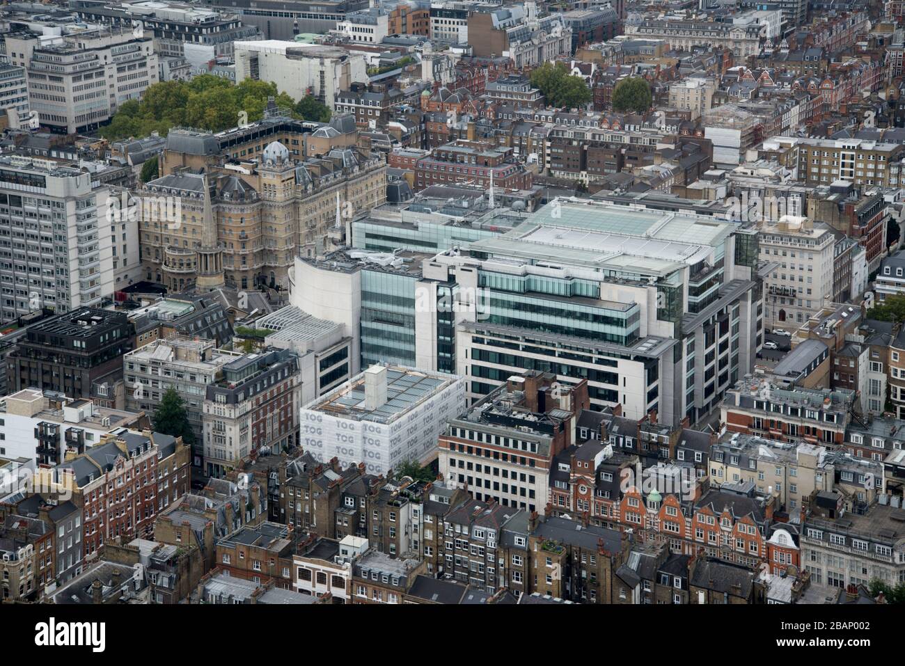 Luftansicht des BBC Broadcasting House Portland Place All Souls Church Langham Hotel vom BT Tower, 60 Cleveland St, Fitzrovia, London W1T 4JZ Stockfoto