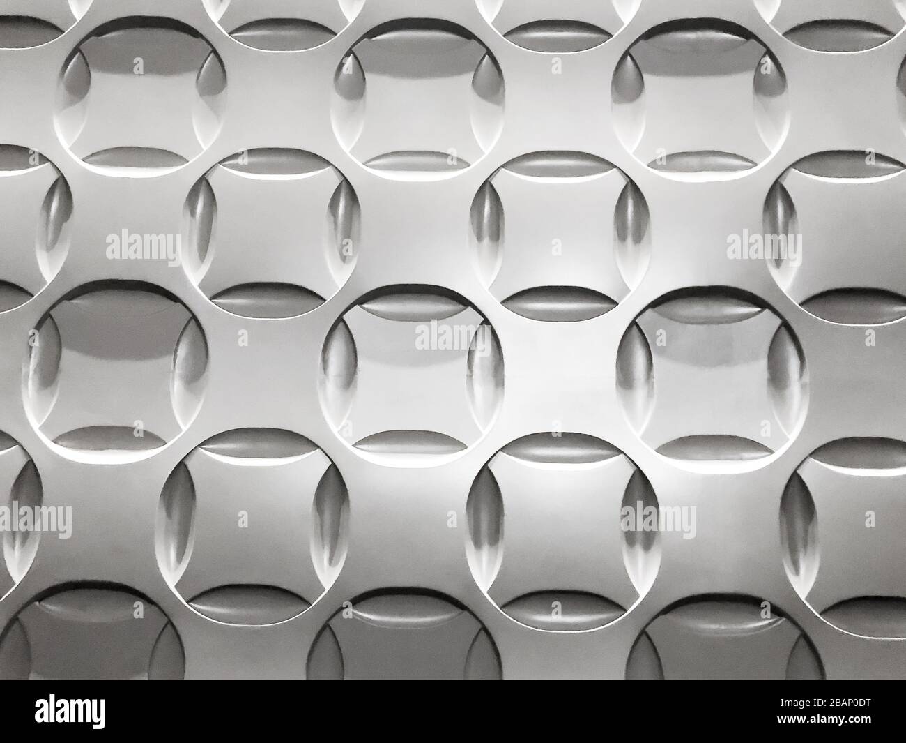 Platte mit Kreisen im Hintergrund der silbernen Platte Stockfoto