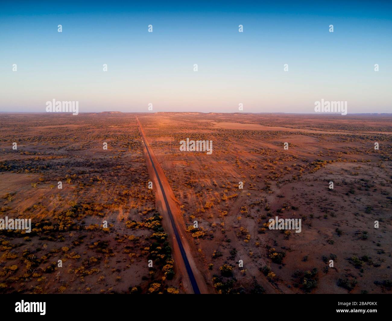 Aerial of Adventure Way Highway in der Nähe von Thargomindah Bulloo Shire Queensland Australien Stockfoto