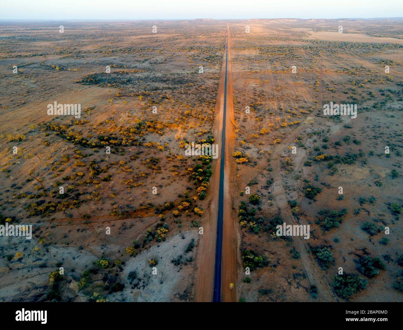 Aerial of Adventure Way Highway in der Nähe von Thargomindah Bulloo Shire Queensland Australien Stockfoto