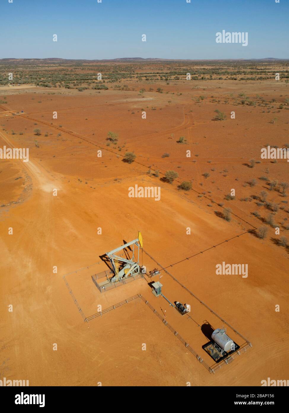 Luft eines Esels, der Öl aus unterirdischen Reserven auf den Noccundra-Ölfeldern im Outback des westlichen Queensland Australien pumpt Stockfoto