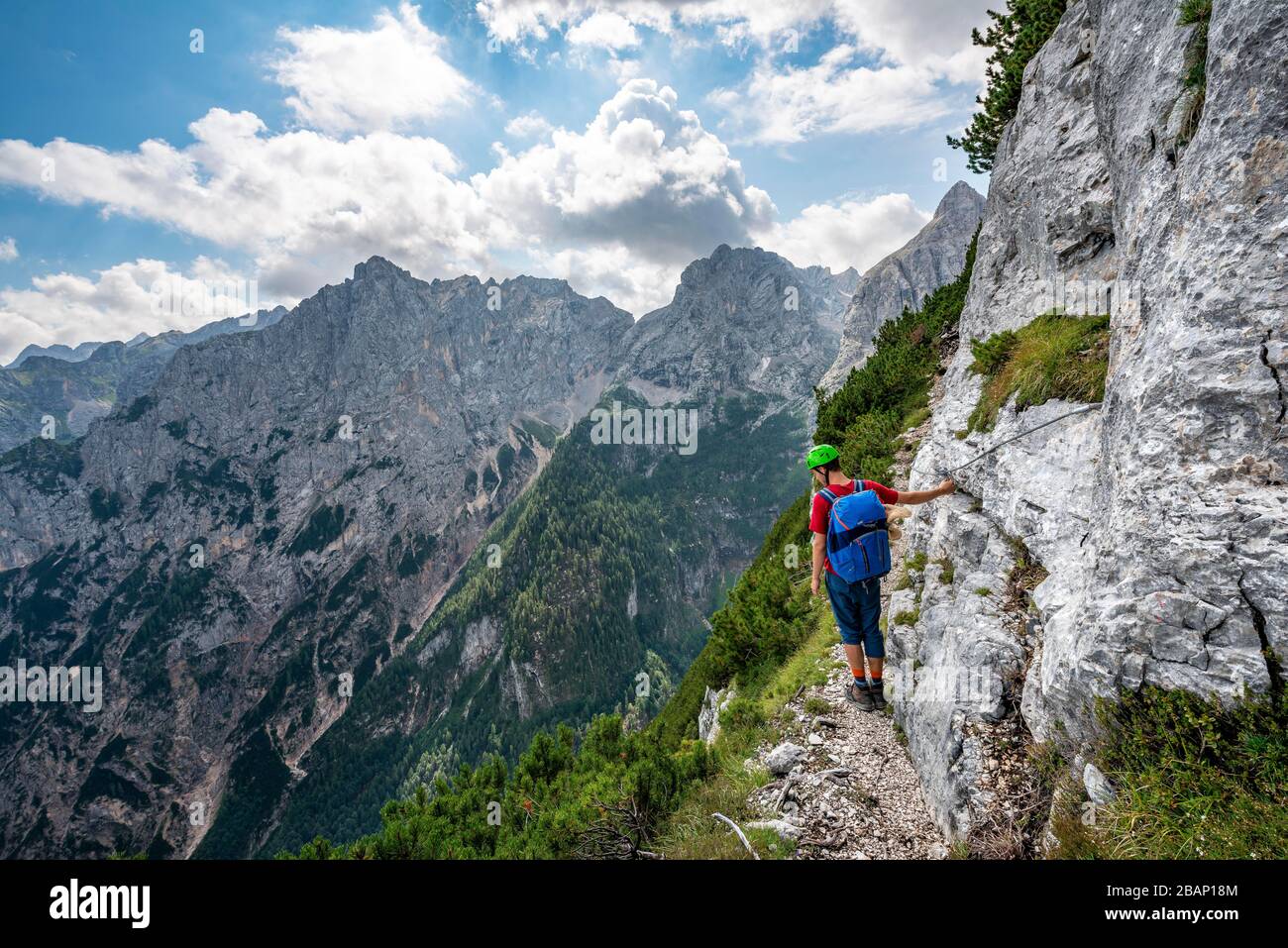 Junger Wanderer auf dem Sentiero Carlo Minazio Pfad, Sorapiss Kreis, in den Dolmen, Belluno, Italien Stockfoto