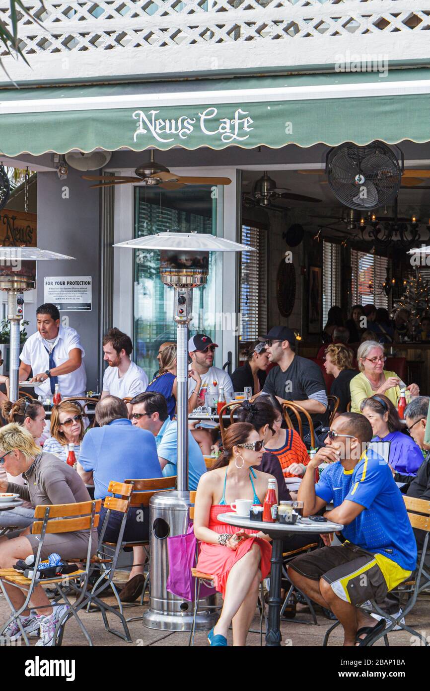 Miami Beach Florida, Ocean Drive, Restaurant Restaurants Essen Essen Essen Essen Essen gehen Cafe Cafés Bistro, Außenterrasse Bürgersteig draußen Open Air Tische, Essen, Tisch Stockfoto Miami Beach Florida, Ocean Drive, Restaurant Restaurants Essen Essen Essen Essen Essen gehen Cafe Cafés Bistro, Außenterrasse Bürgersteig draußen Open Air Tische, Essen, Tisch Stockfoto