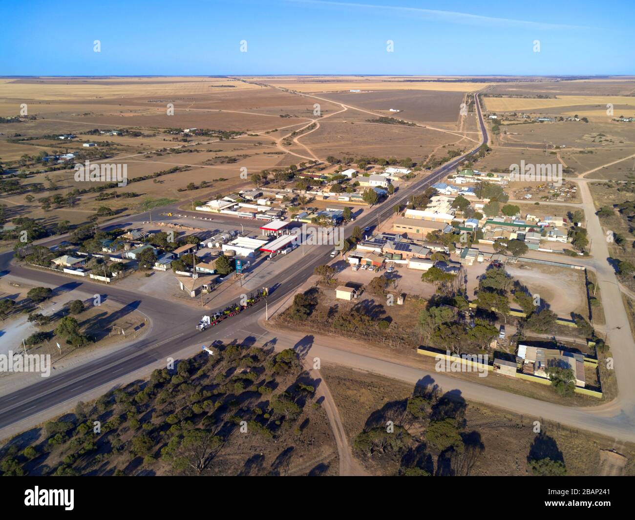 Antenne des Eyre Highway, der durch Penong Eyre Peninsula South Australia führt Stockfoto