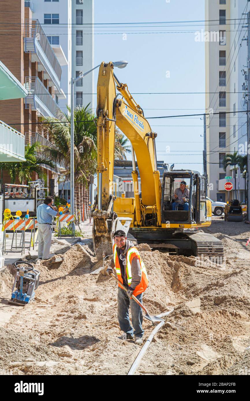 Miami Beach Florida, 4th Fourth Street, Straßenreparatur, unter Neubau Baumeister, Kapitalverbesserungen, hispanischer Mann Männer männlicher Erwachsener adul Stockfoto