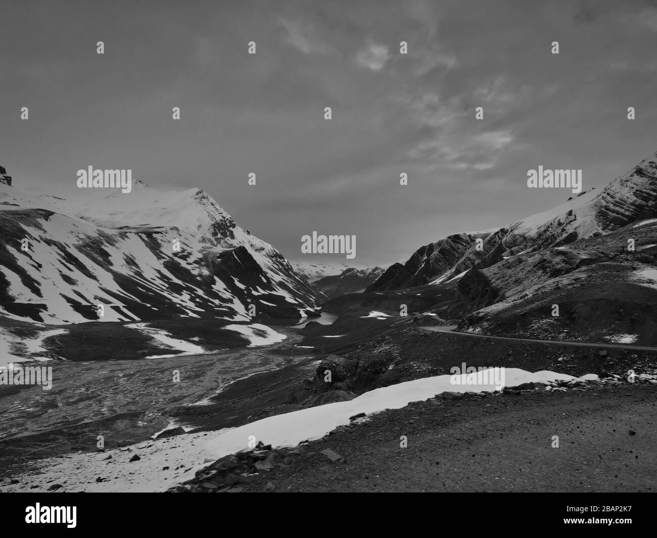 Weitwinkelansicht der eisbedeckten Berge Stockfoto