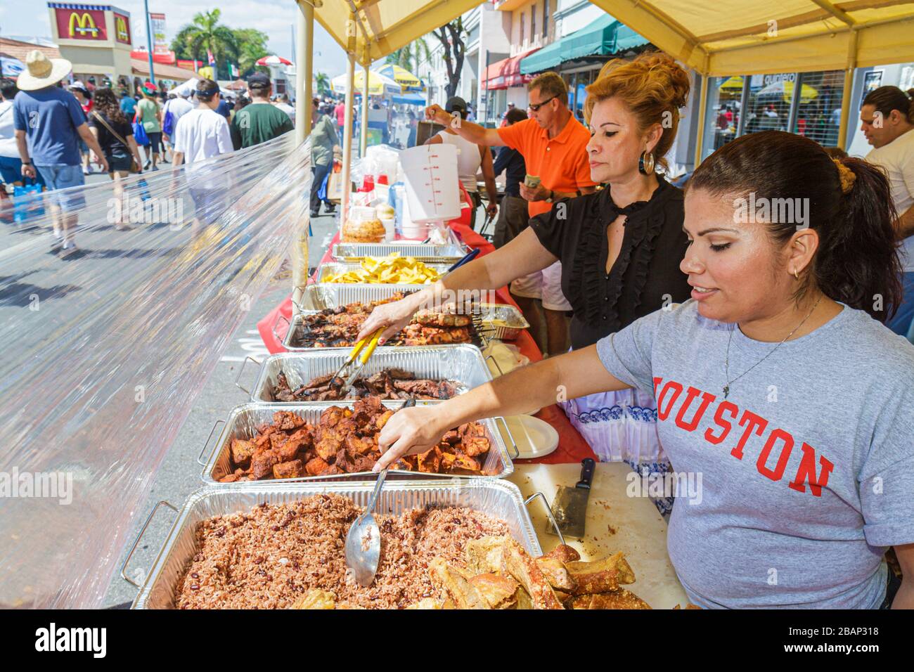 Miami Florida, Little Havana, Calle Ocho Street Festival, hispanische Feier, Frau weibliche Frauen, Koch, Kochen, Verkäufer Händler Stand Stände Stand Markt m Stockfoto