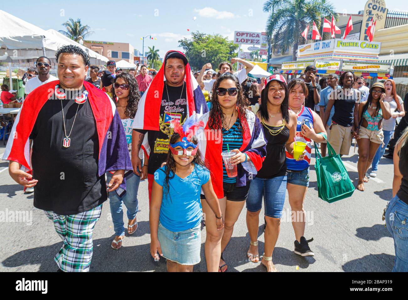 Miami Florida, Little Havana, Calle Ocho Street Festival, hispanische Feier, Mann Männer Erwachsene Erwachsene, Frau weibliche Frauen, patriotisch, Puerto-ricanische, Mädchen g Stockfoto