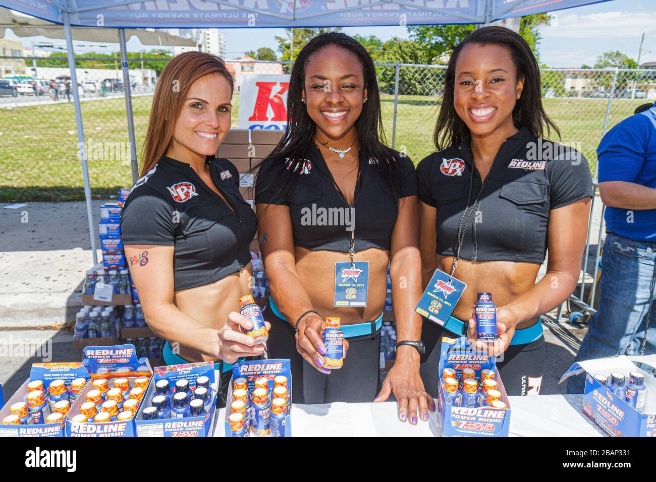 Miami Florida, Little Havana, Calle Ocho Street Festival, hispanische Feier, kostenlose Muster, Produkt, verschenken, Produktmarketing, Frau weibliche Frauen Stockfoto