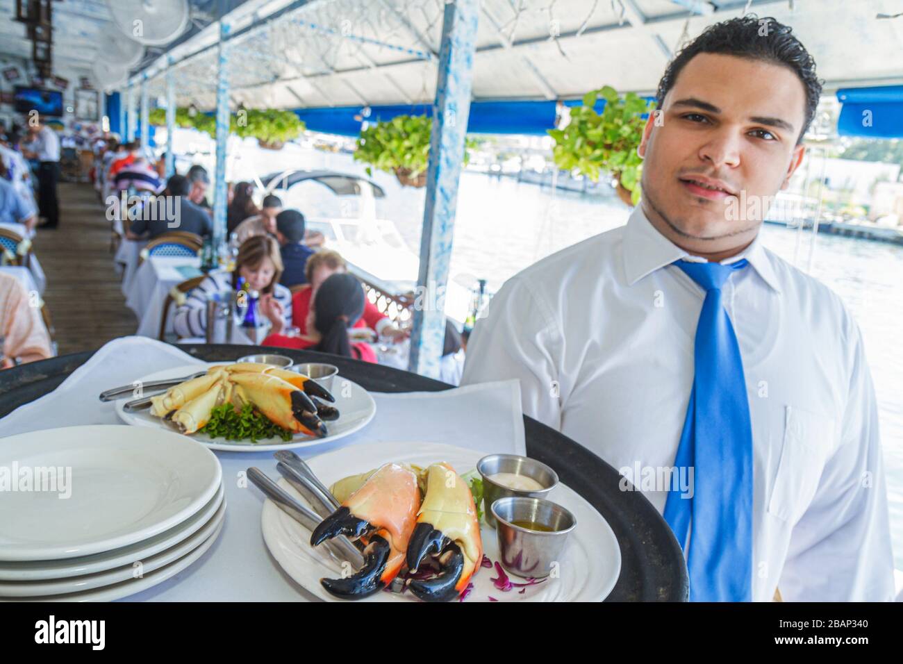 Miami Florida, Casca Seafood Bar & Grill, Restaurants, Restaurants, Restaurants, Restaurants, Cafés, Hispanic, ethnische Männer, Männer, Erwachsene, Kellner usw. Stockfoto