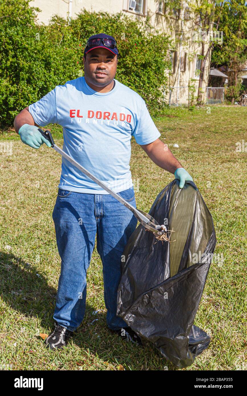 Miami Florida, Little Havana, Gemeinde aufräumen, Freiwillige Freiwillige ehrenamtlich Arbeit Arbeiter, Teamarbeit zusammen im Dienste der Hilfe Kreditvergabe, er Stockfoto