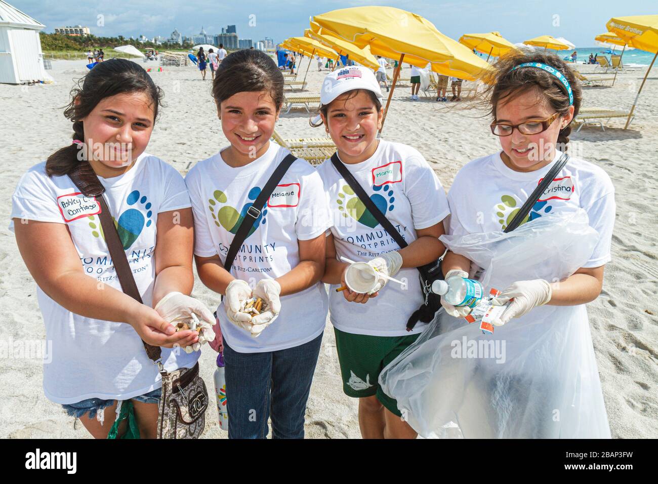 Miami Beach Florida, Hands on HandsOn, Miami Beach, aufräumen, Müll, Müll, Verschmutzung, Sand, Freiwillige Freiwillige Freiwillige arbeiten Arbeiter, arbeiten zu Stockfoto