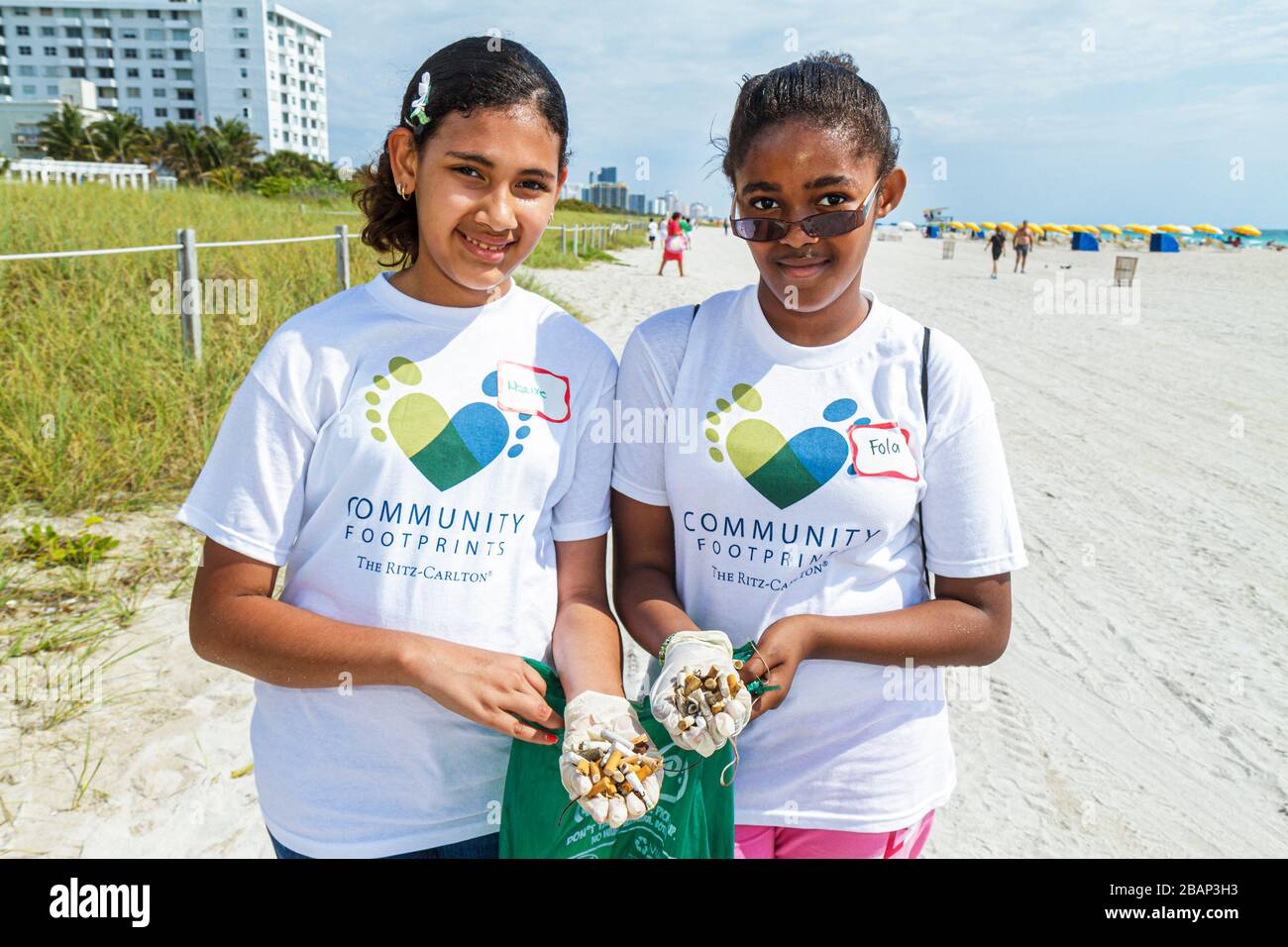 Miami Beach Florida, Hands on HandsOn, Miami Beach, aufräumen, Müll, Müll, Verschmutzung, Sand, Freiwillige Freiwillige Freiwillige arbeiten Arbeiter, arbeiten zu Stockfoto