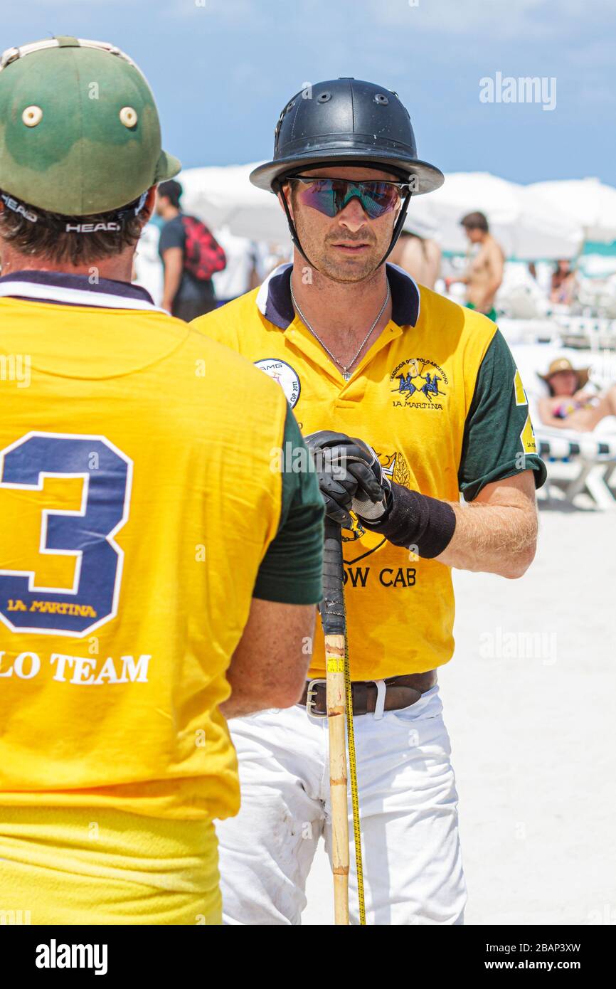Miami Beach Florida, AMG Polo World Cup, Mann Männer Erwachsene Erwachsene, Spieler, Uniform, Helm, Besucher reisen Reise Tour Tourismus Wahrzeichen landmar Stockfoto