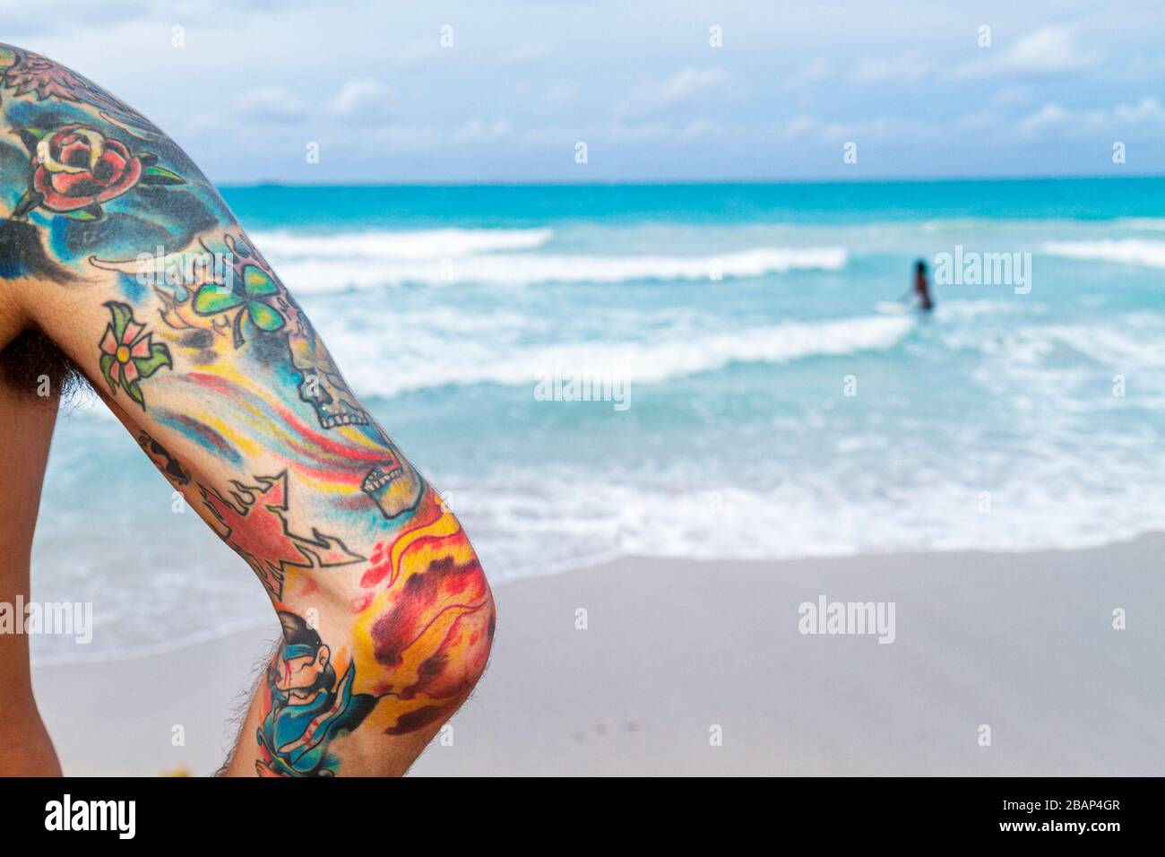 Miami Beach Florida, Atlantik, Wasser, Ufer, Surfen, Mann Männer Erwachsene Erwachsene, Arm, Tätowierung, Tattoos, bunt, Wellen, Wasser, FL110611012 Stockfoto