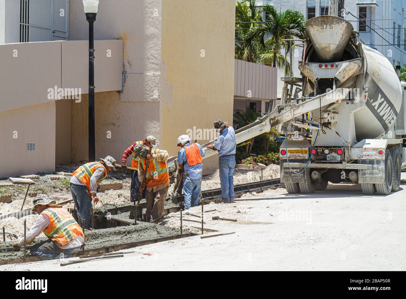 Miami Beach Florida, Ocean Drive, Straße, Renovierung, Kapitalverbesserungen, unter Neubau Baumeister, Zementmischer LKW, Gießen Beton, Stockfoto