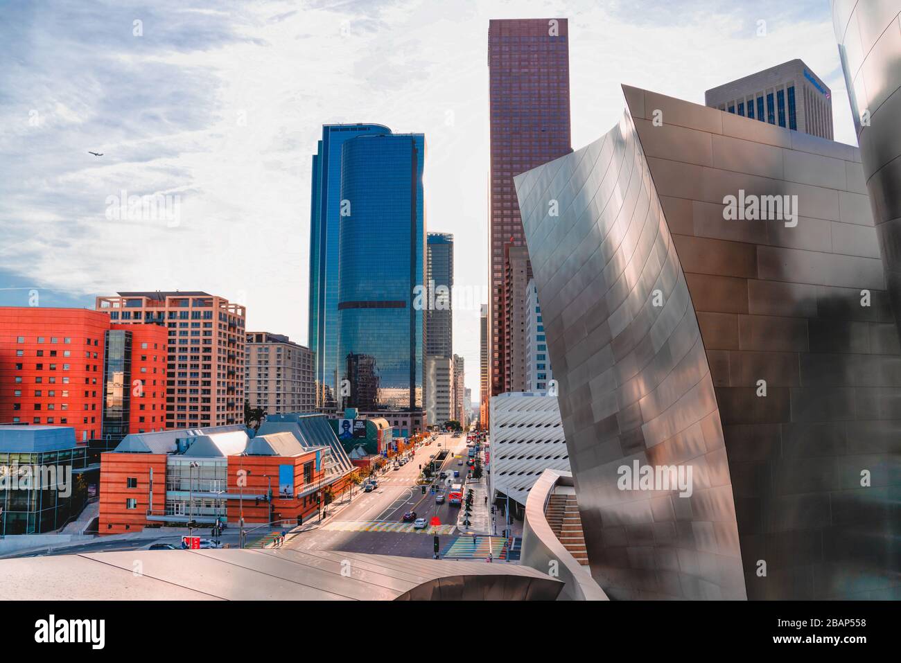 Los Angeles/USA - 18. Dezember 2017 moderne Gebäude in der Innenstadt von Los Angeles, Blick von der Walt Disney Concert Hall Stockfoto