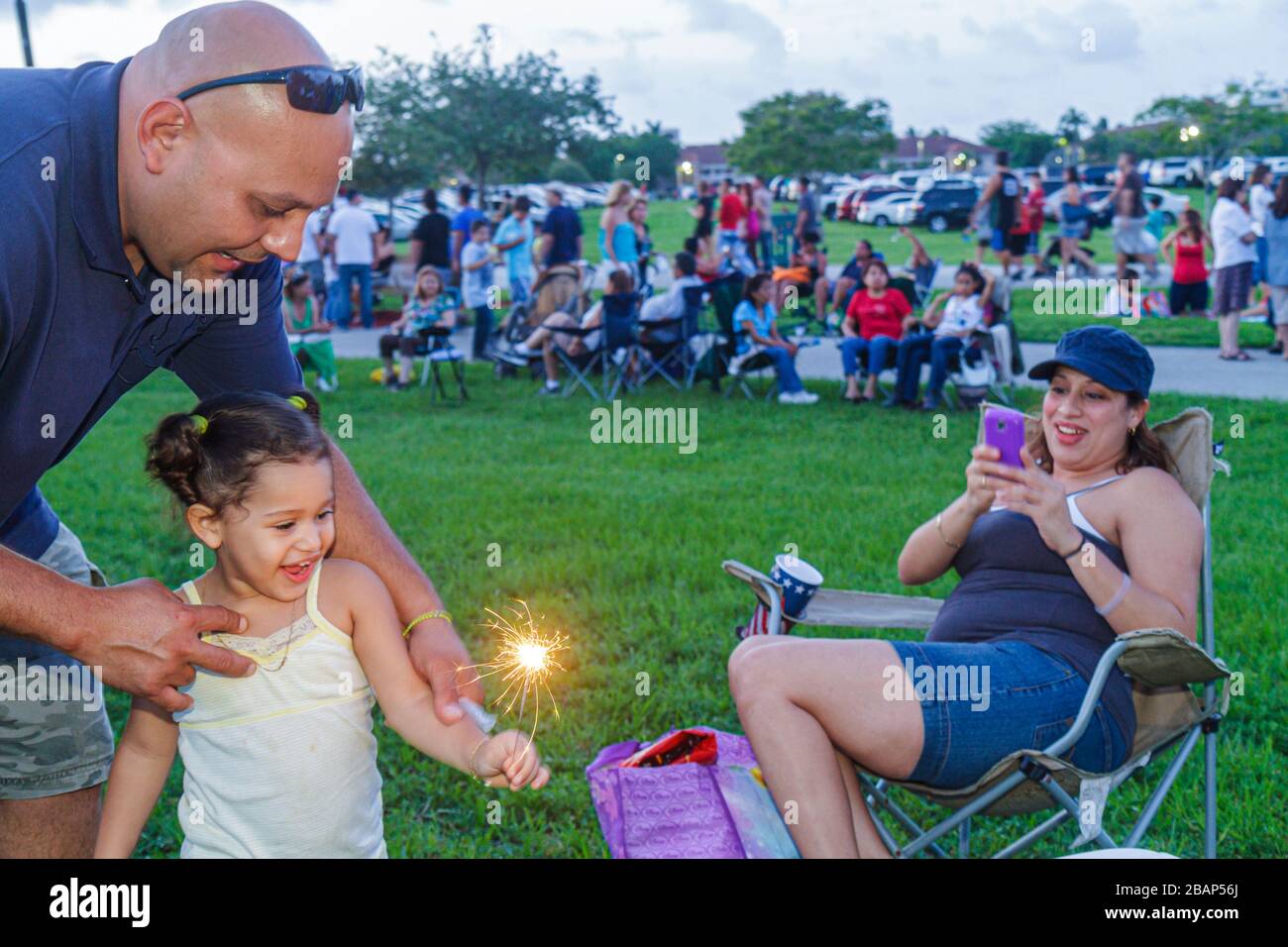 Miami Florida, Doral, J. C. Bermudez Park, 4. Juli Hispanic ethnische Familien Eltern Eltern Kinder Kinder, Frau Frauen Erwachsene adul Stockfoto