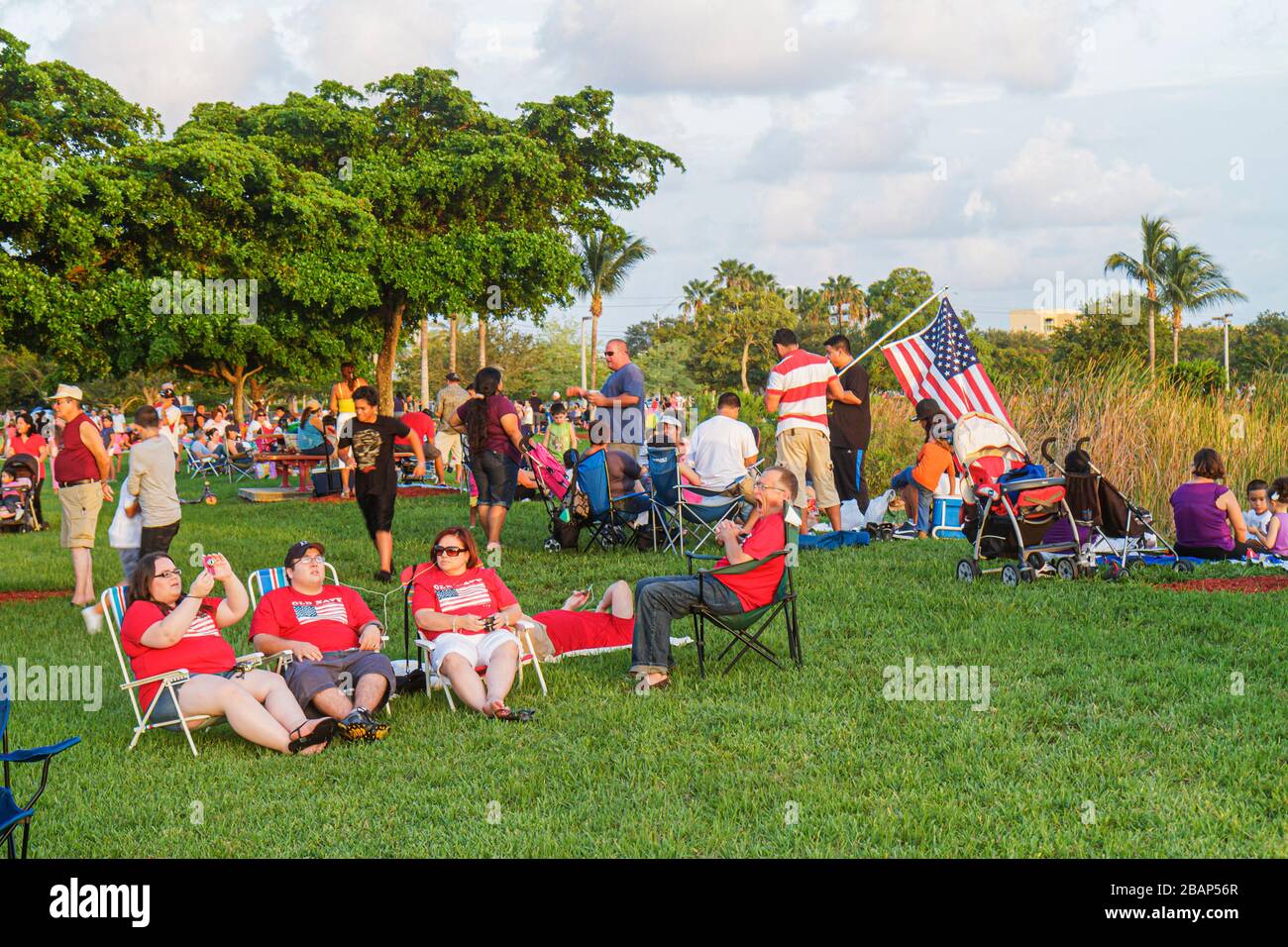 Miami Florida, Doral, J. C. Bermudez Park, 4. Juli hispanische Familienfamilien Eltern Eltern Kinder, Familien, Flagge, Mann Männer Erwachsener adu Stockfoto