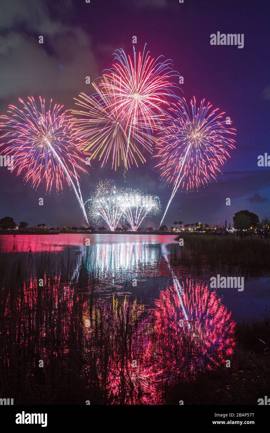 Miami Florida, Doral, J. C. Bermudez Park, Tradition am 4. Juli, Feuerwerk, Ausbruch, Wasser, Reflexion, FL110704026 Stockfoto