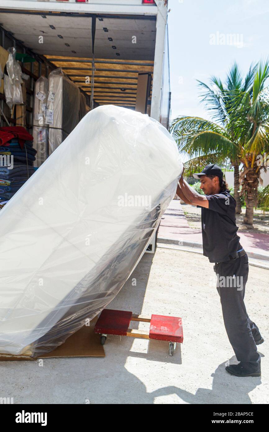 Miami Beach Florida, Macy's Kaufhaus Möbellieferung, Sofa Liegesessel, Asiaten ethnischen Einwanderer Minderheit, Mann Männer männlichen Erwachsenen adul Stockfoto