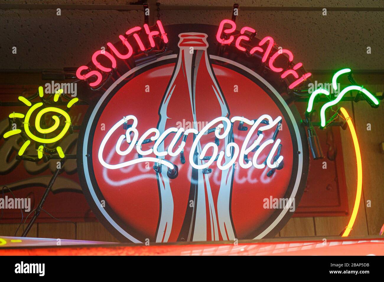 Miami Beach, Florida, Alton Road, 24-Stunden-Geschäft, Neonschild, Coca Cola, Besucher reisen Reisen Touristik Tourismus Wahrzeichen Kultur cultura Stockfoto