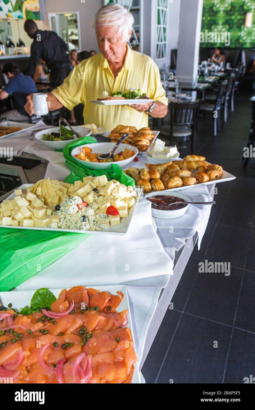 Miami Beach, Florida, Eden, Restaurant, Restaurants, Restaurants, Restaurants, Restaurants, Cafés, Brunch, Buffet, Gebäck, Obst, Essen, geräucherter Lachs, Männermänner, Werbung für Erwachsene Stockfoto