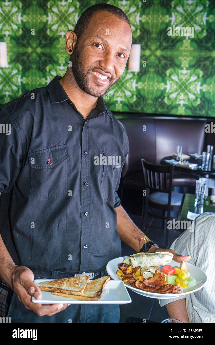 Miami Beach, Florida, Eden, Restaurant Restaurants Essen Essen Essen Café Cafés, Kellner Kellner Kellner Kellner Kellner Angestellte Angestellte Angestellte Angestellte Angestellte Angestellte, schwarze Männer männlich Stockfoto