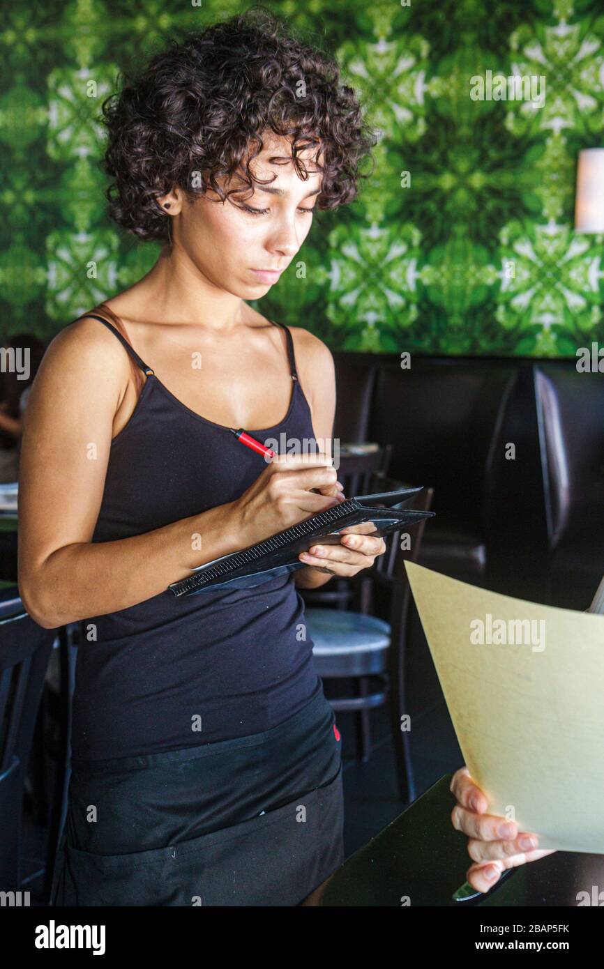 Miami Beach, Florida, Eden, Restaurants, Restaurants, Restaurants, Restaurants, Restaurants, Cafés, Inneneinrichtung, Hispanic, ethnische Frau, Frauen, Erwachsene, Kellner Stockfoto