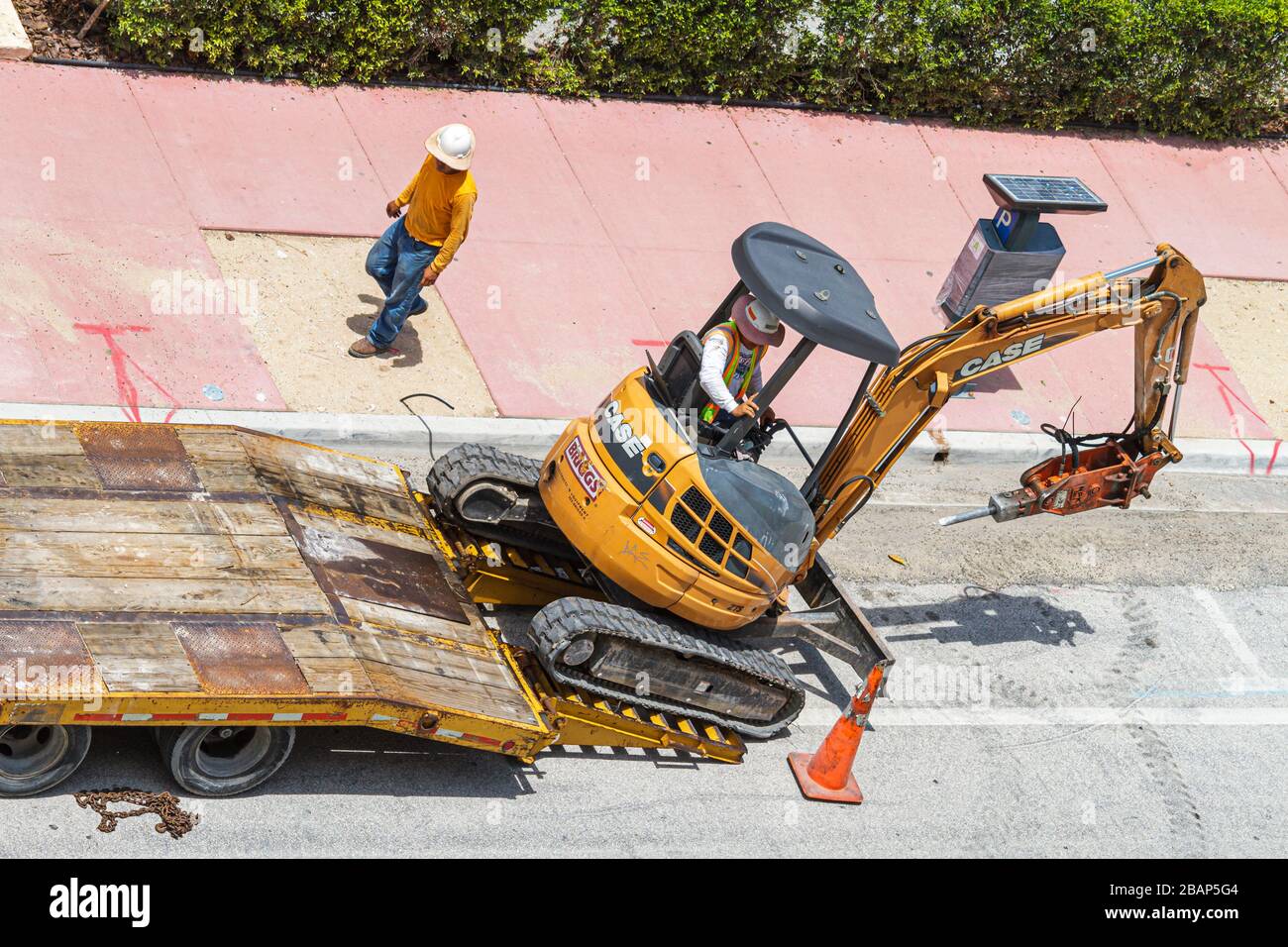 Miami Beach Florida, Ocean Drive, Case cx27 kompakter Minibagger, Traktor, Stadt, unter Neubaustelle Baumeister, Ausrüstung, Fahrer, beladen Stockfoto