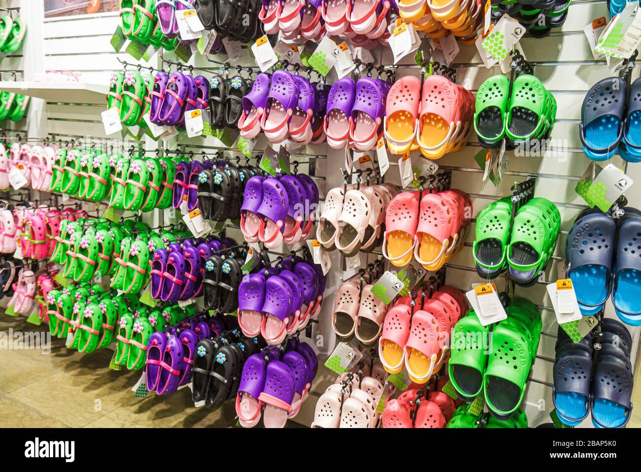 Miami Florida, Aventura Mall, Vitrine Verkauf, Crocs, Schuhe, Schuhe, Luxus, Geschäft, Geschäfte, Unternehmen, Bezirk, FL110825096 Stockfoto