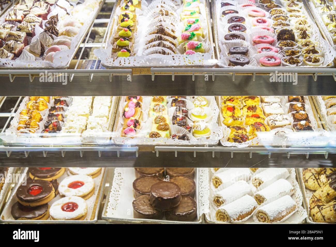 Miami Beach Florida, Buenos Aires Bakery & Cafe, Dessert, Verkaufskoffer, Gebäck, Kekse, Torten, FL110825126 Stockfoto